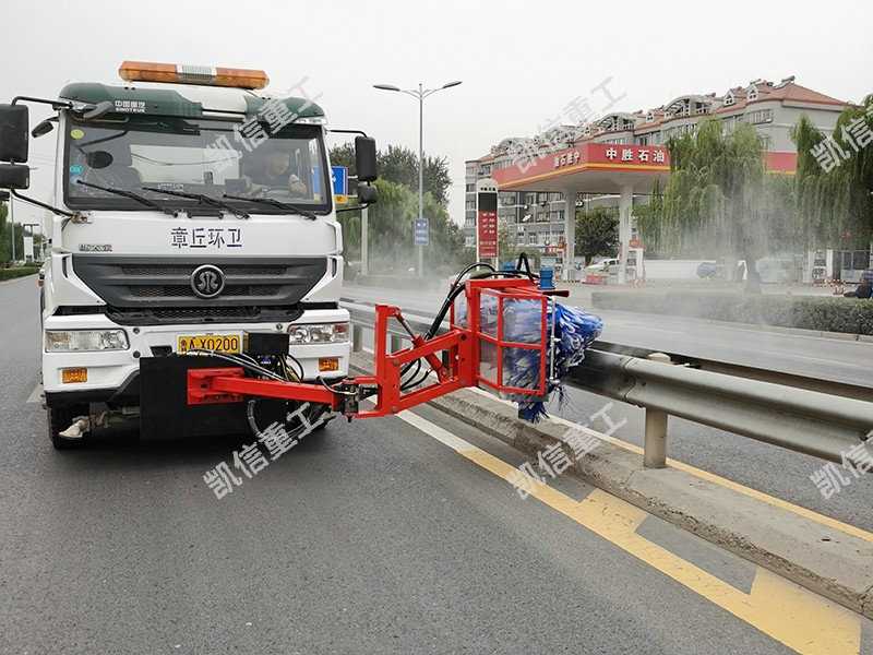 高速护栏清洗车